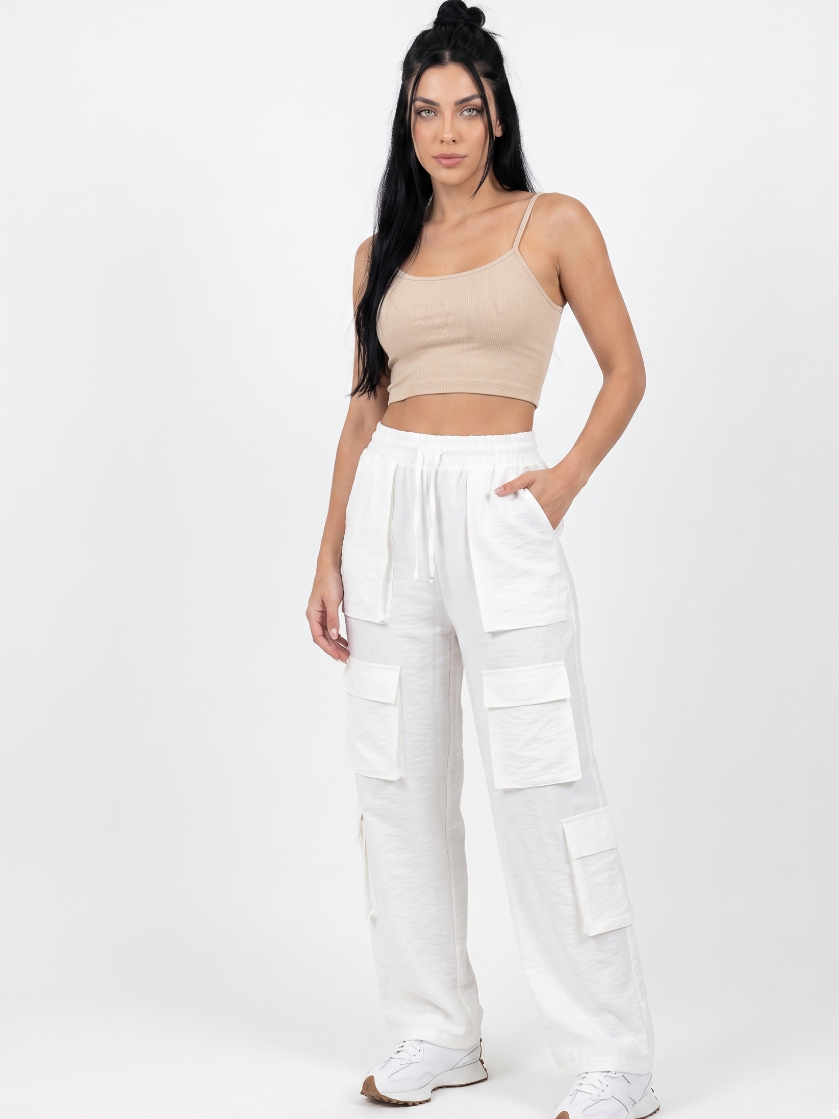 Pantalón tipo cargo de silueta amplia que brinda comodidad y practicidad, con múltiples bolsillos funcionales y cintura elástica para mejor ajuste.